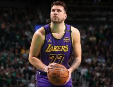 开云-东契奇回归赛场，突破纪录首场状态亮眼，美国队观众沸腾！的简单介绍