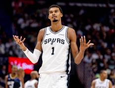 开云体育-圣安东尼奥马刺迎CBA常规赛关键赛，今晚回应争议，更衣室稳定，赛季目标并未改变的简单介绍