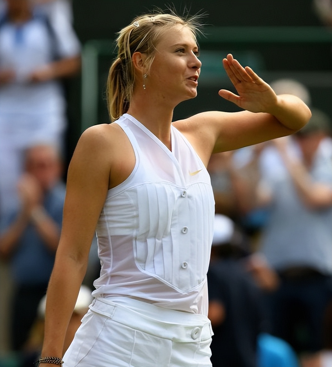 开云体育- 莎拉波娃重返赛场，出色发挥首场状态出色，掘金观众沸腾！引发球迷热议